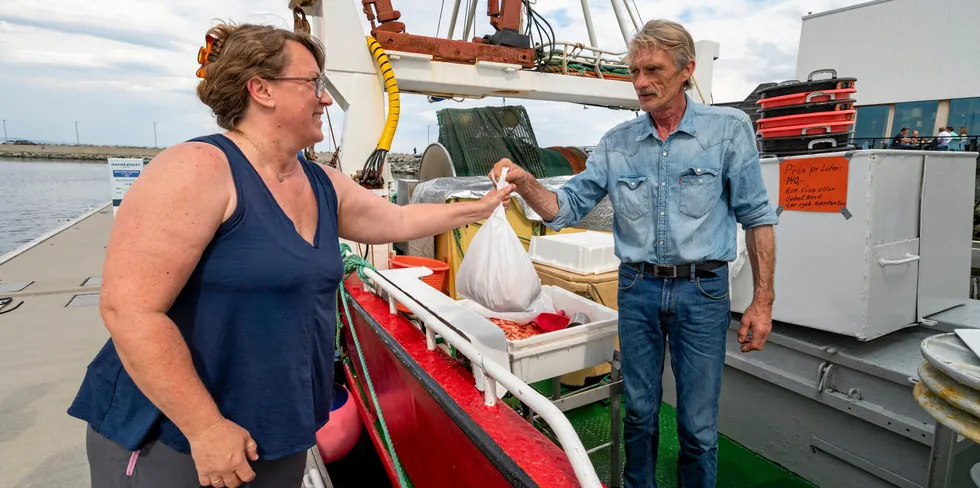 Oddmund Langholm selger reker fra båten Langholm Langholm. Nå trenger rekefiskerne økonomisk støtte for å kunne drive videre.