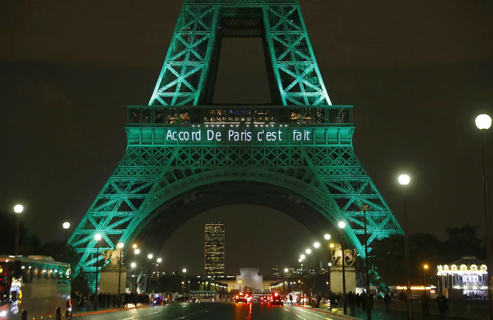 USAs president Donald Trump har ennå ikke bestemt seg for hva han skal gjøre med parisavtalen. På bildet er Eiffeltårnet i lyssatt for å markere den første dagen etter undertegnelse av avtalen i november 2016. Foto: Patrick Kovarik/Afp photo/NTB scanpix