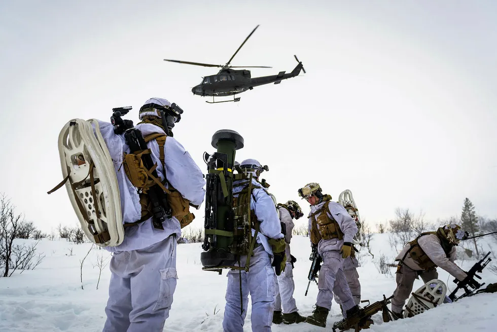 Det foreslås færre folk i Forsvaret. Her fra en vinterøvelse i Finnmark. Foto: Ole-Sverre Haugli/Forsvarets mediesenter/NTB Scanpix