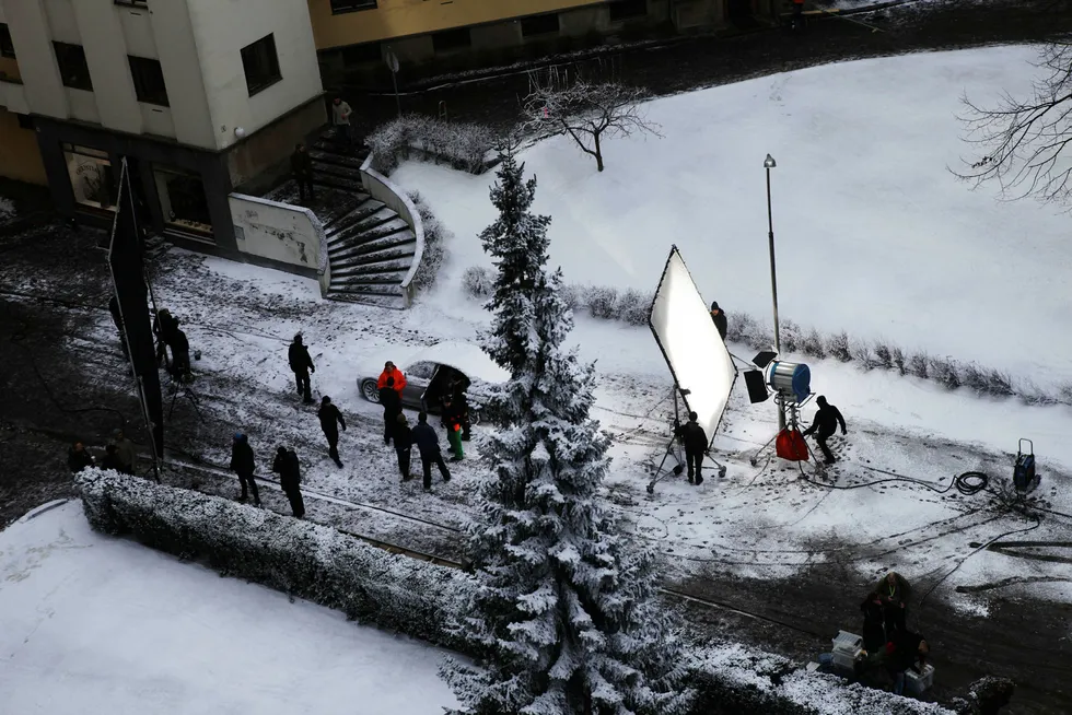 Fra innspillingen av «Snømannen», som er en av de første internasjonale filmene som nyter godt av incentivene regjeringen tilbyr produksjoner som legger innspillingen til Norge. Foto: Jon Selås/VG/NTB Scanpix