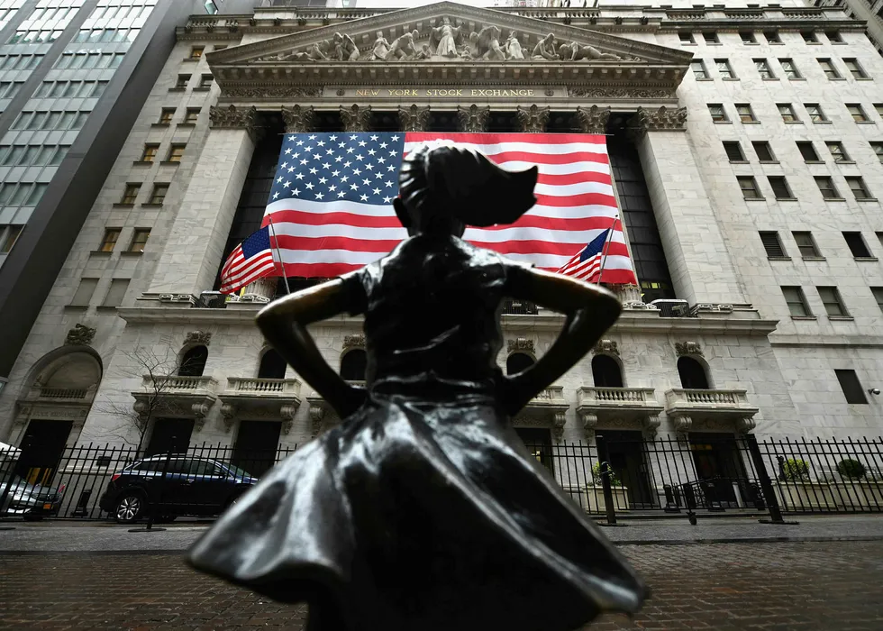 Wall Street-indeksene steg kraftig tirsdag, etter at det er stadig økende håp om at en krisepakke til økonomien skal bli godkjent av Senatet. Avbildet er statuen «The Fearless Girl» utenfor New York-børsen.