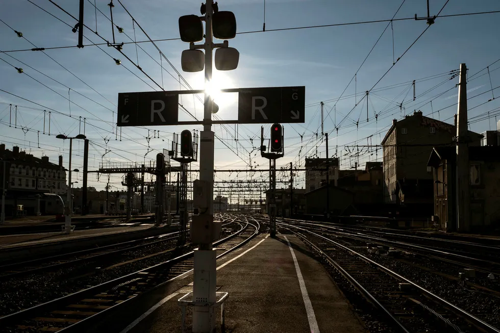Det blir mange dager med tomme togskinner i Frankrike i ukene og månedene som kommer. Foto: AP/NTB Scanpix