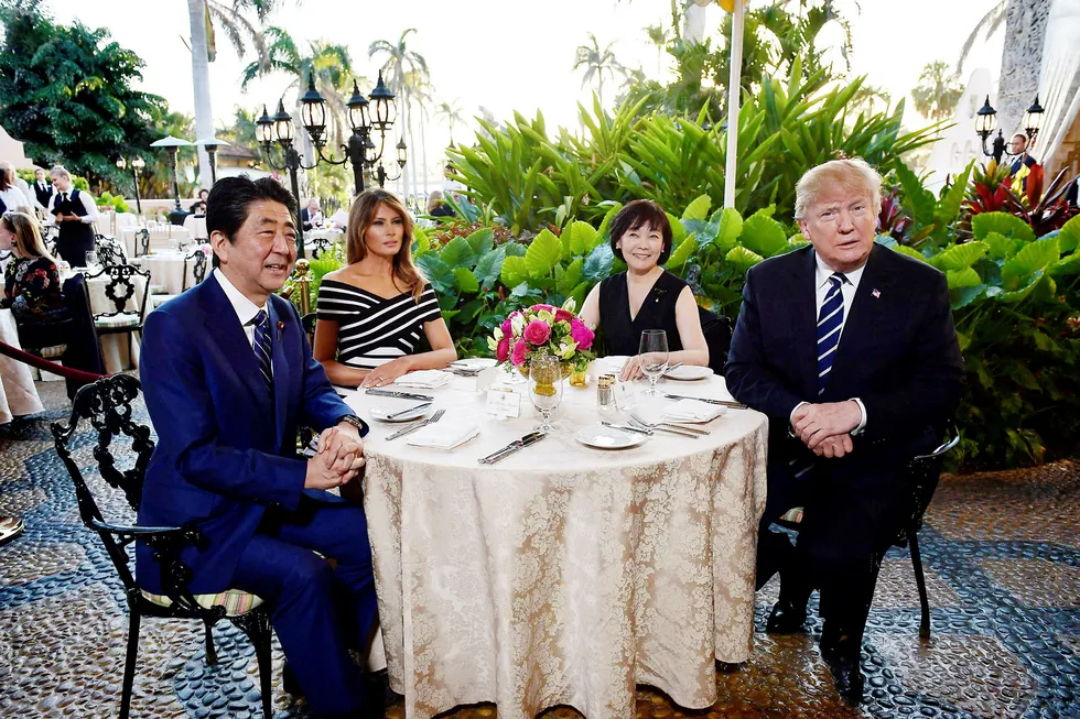 17. april var president Donald Trump og førstedame Melania Trump vertskap for Japans statsminister Shinzo Abe og hans kone Akie Abe på Trumps feriested Mar-a-Lago i Florida. Foto: Mandel Ngan/AFP/NTB Scanpix