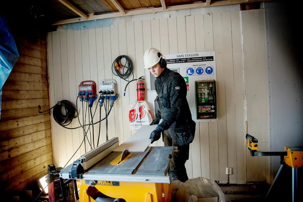 – Jeg har vært med på hele prosjektet, sier tømrerlærling Odd Olav Olsbakk i Beto Bygg om rehabiliteringen av rekkehusleiligheten på Løren i Oslo. Foto: Mikaela Berg