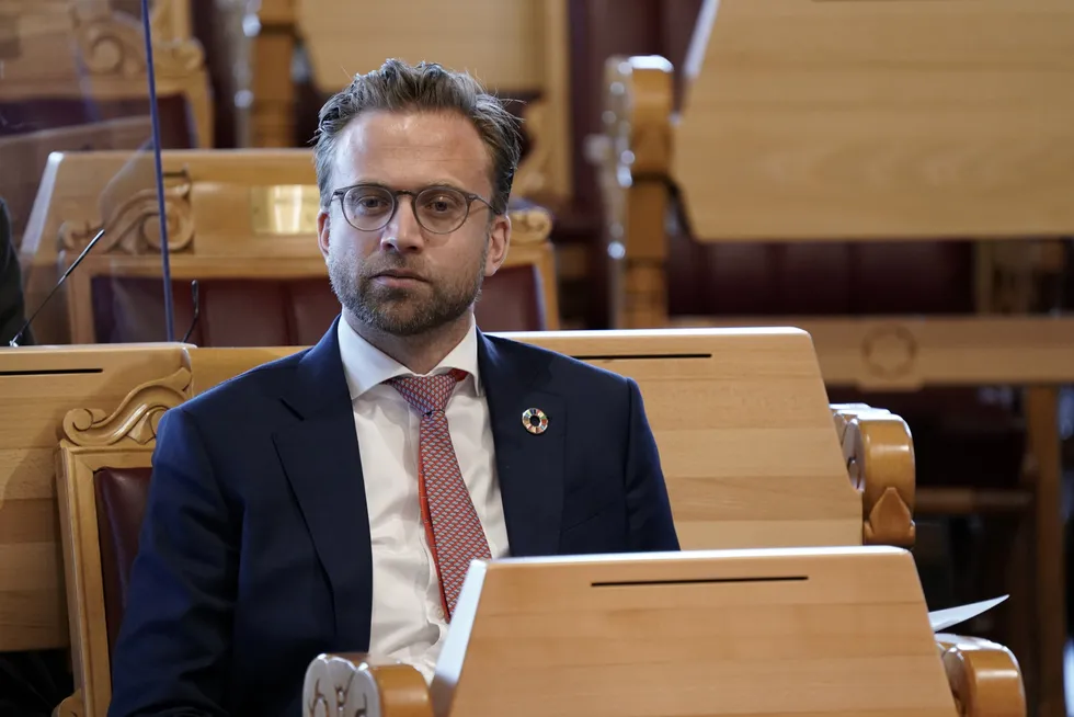 Kommunal- og moderniseringsminister Nikolai Astrup (H) varsler gjennomgåelse av systemet for eiendomsomsetning.