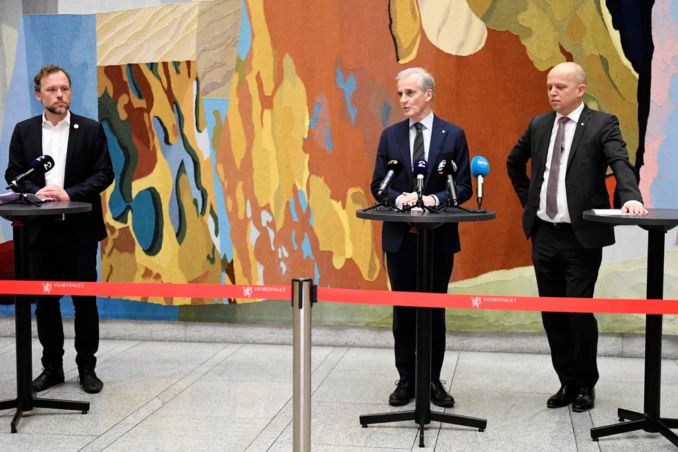 Statsminister Jonas Gahr Støre (Ap) (fra høyre), finansminister Trygve Slagsvold Vedum (Sp) og Audun Lysbakken (SV) redegjør for enigheten om statsbudsjettet.
