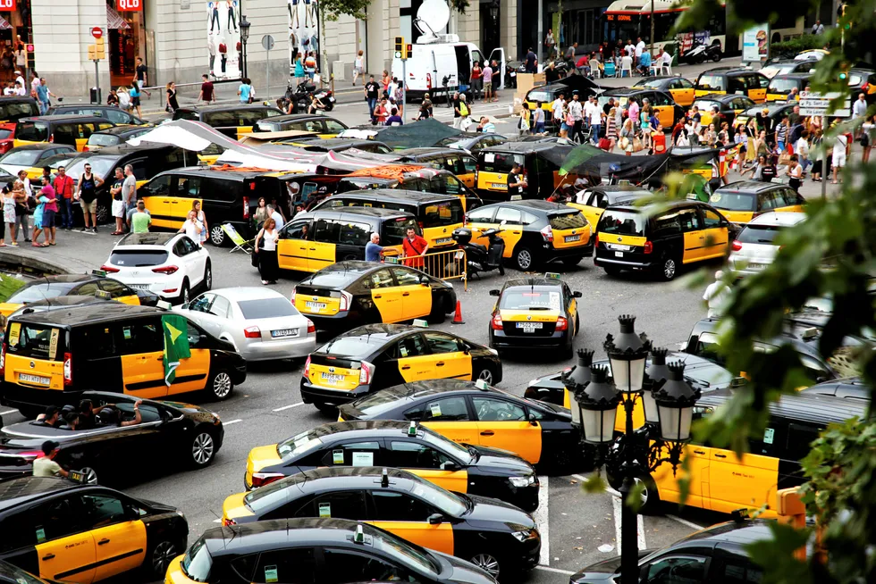 Taxisjåfører i Barcelona streiket i sommer i en protest mot at myndighetenes har godkjent tusenvis av løyver til private transporttjenester som Uber og spanskeide Cabify.