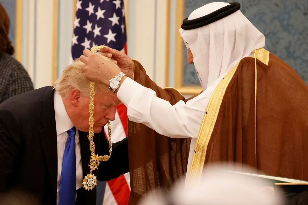 Saudi-Arabias kong Salman gir Donald Trump landets høyeste utmerkelse under besøket i mai. Foto: Evan Vucci