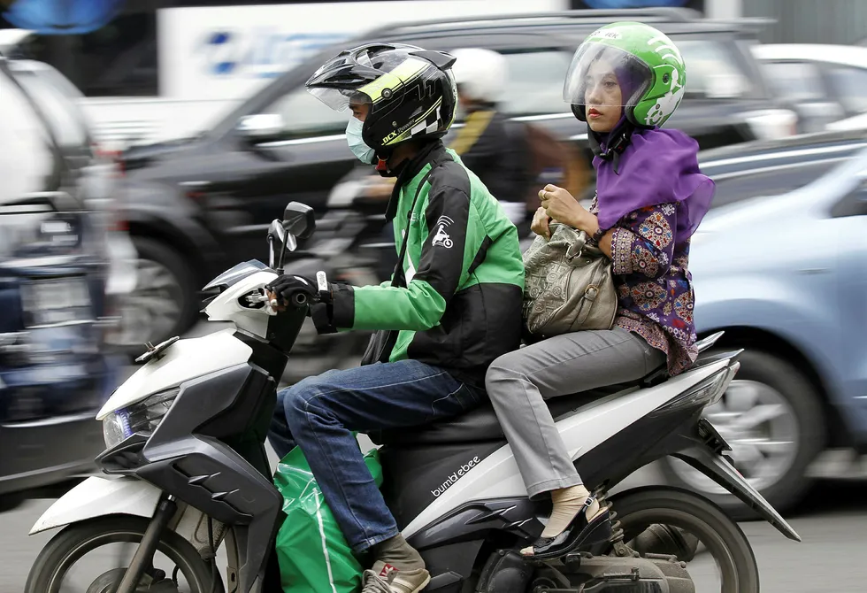 Transportdelingstjenesten Uber har forsvunnet fra Asia. Lokale selskaper har overtatt med tilbud som er mer tilpasset lokale forhold med blant annet motorsykkeltransport. Grab og Go-Jek kjemper om markedsandeler i Sørøst-Asia.
