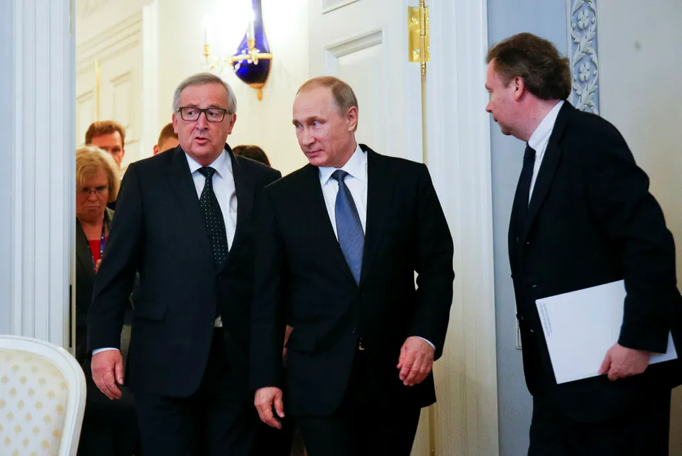 EUs mann i Moskva foreslår tettere samarbeid mellom EU og Russland. Det kan bety flere møter mellom Europakommisjonens president Jean-Claude Juncker (til venstre) og Russlands president Vladimir Putin, her under et møte i St. Petersburg i 2016.