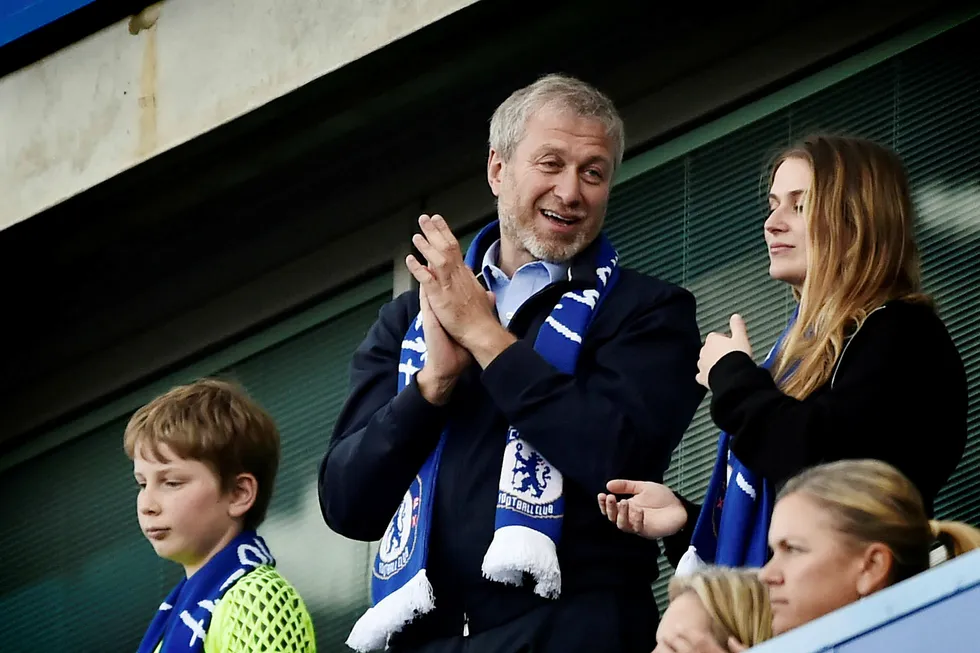 Roman Abramovitsj jubler på tribunen etter at Chelsea sikret seg ligatittelen i mai. Ved sin side har han sin tredje kone, Dasha Zhukova. Foto: Hannah McKay/Reuters/NTB scanpix