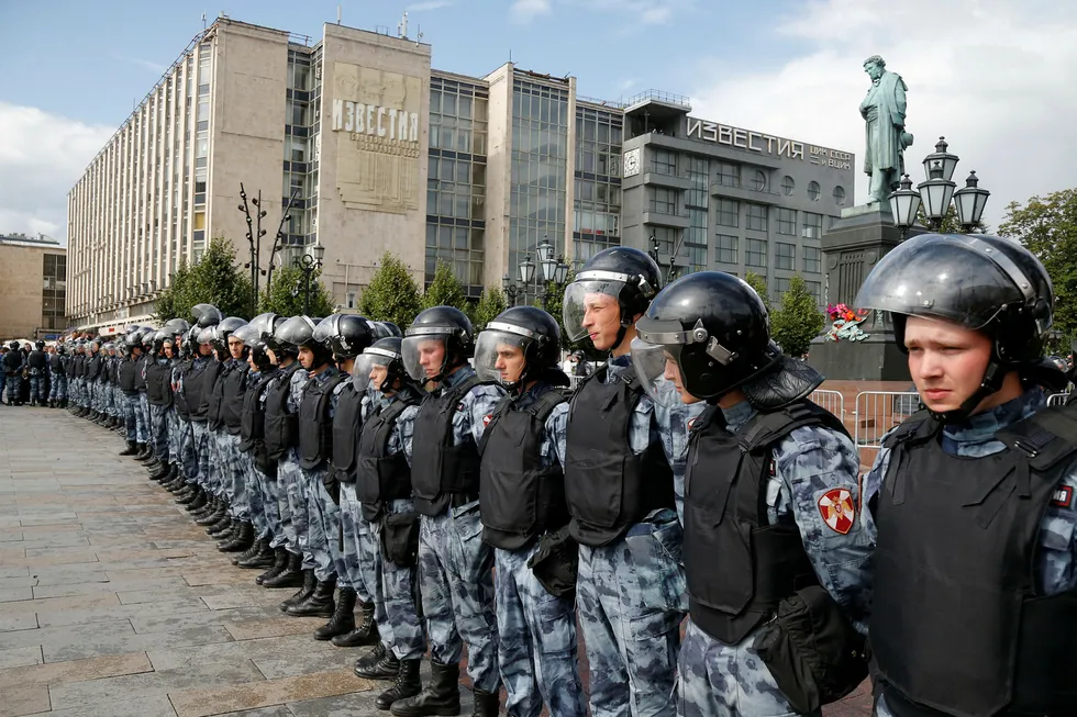 En stor gruppe opprørspoliti var kalt ut for å stanse demonstranter i Moskva lørdag