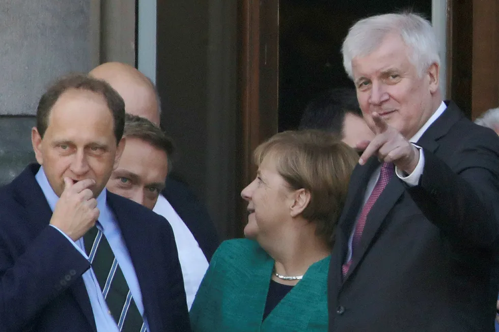 Tyskland statsminister Angela Merkel med lederne for FDP og CSU etter samtaler om en ny regjering. Hun skulle senere møte De grønne. Foto: Michael Kappeler / AP / NTB scanpix Foto: Michael Kappeler / AP / NTB scanpix