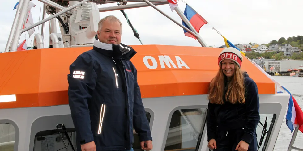 Arild Sekkingstad og dattera Katrine på Malosjarken «Oma», som han har fått avslag på å bruke som utskiftingsfartøy i forbindelse med bygging av nytt kystfartøy.
