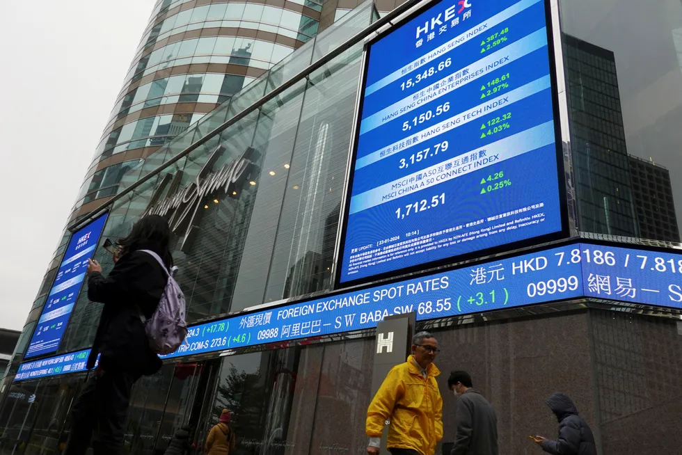 I Hongkongs finansdistrikt speider folk på Hang Seng-indeksen og aksjekursene fra børsen. Kinas planlegger en strategi for å motvirke det kraftige børsfallet.
