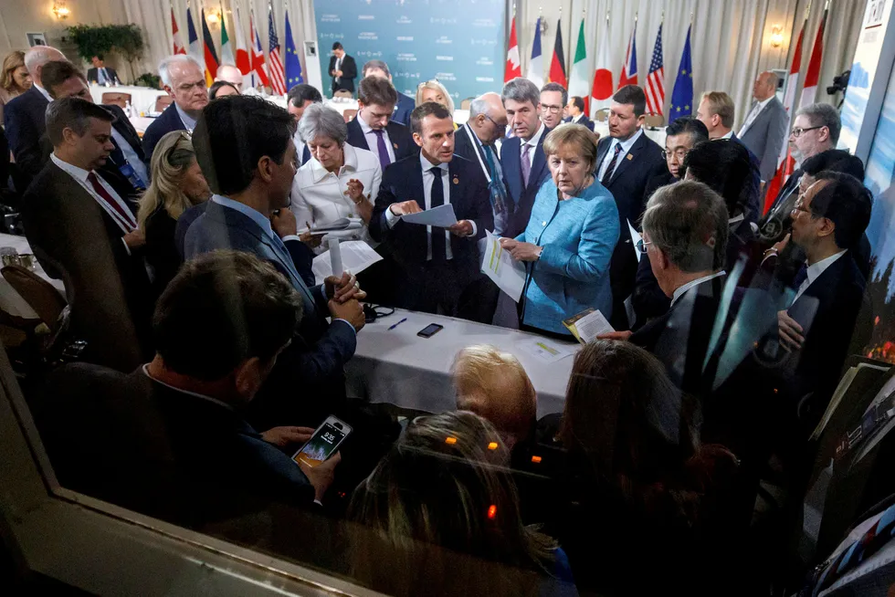USA og Europa skiller lag i noen av de mest grunnleggende spørsmålene i vår tid. Som i synet på vår tids største krise, global oppvarming. Her fra G7-møtet i Canada, med blant andre Donald Trump, Theresa May, Emmanuel Macron og Angela Merkel. Foto: Adam Scotti/Reuters/NTB Scanpix