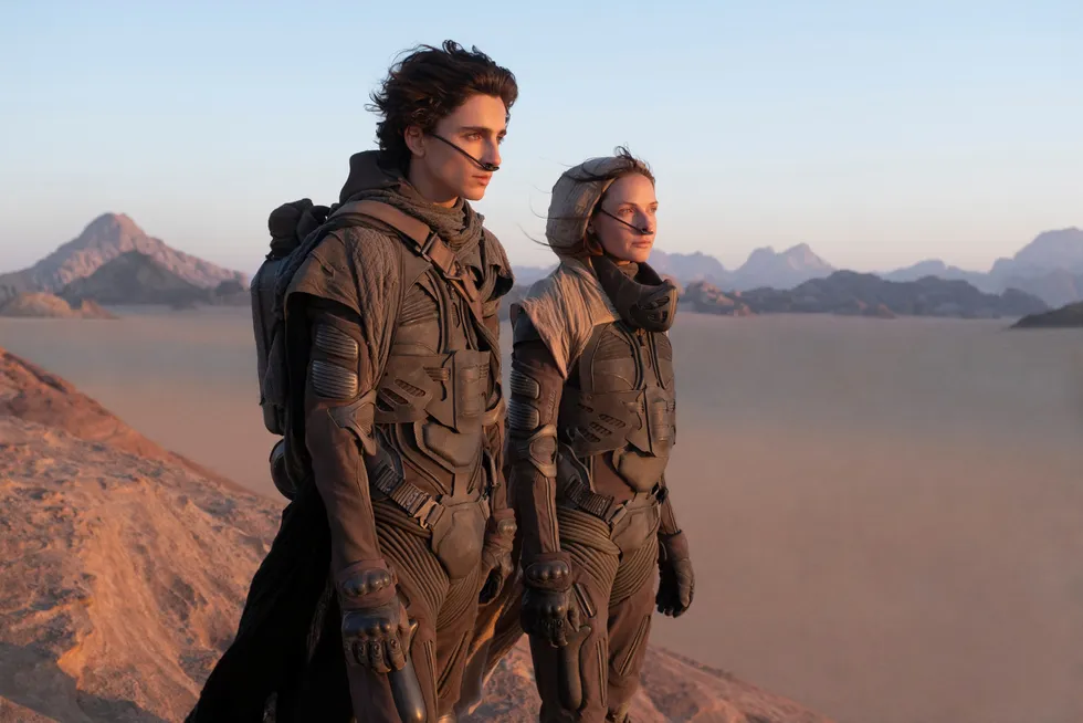 Storfilmen «Dune» med Timothée Chalamet (t.v.) og Rebecca Ferguson, lanseres samtidig på HBO Max og kino.