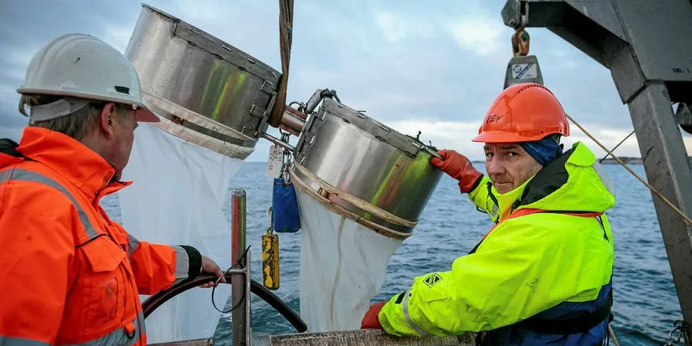 PLASTFISKE: Planktonforskar Espen Bagøien tar opp bongotrålen, vanlegvis brukt til å fange plankton vertikalt i vassøyla.Foto: Erlend A. Lorentzen/Havforskingsinstituttet