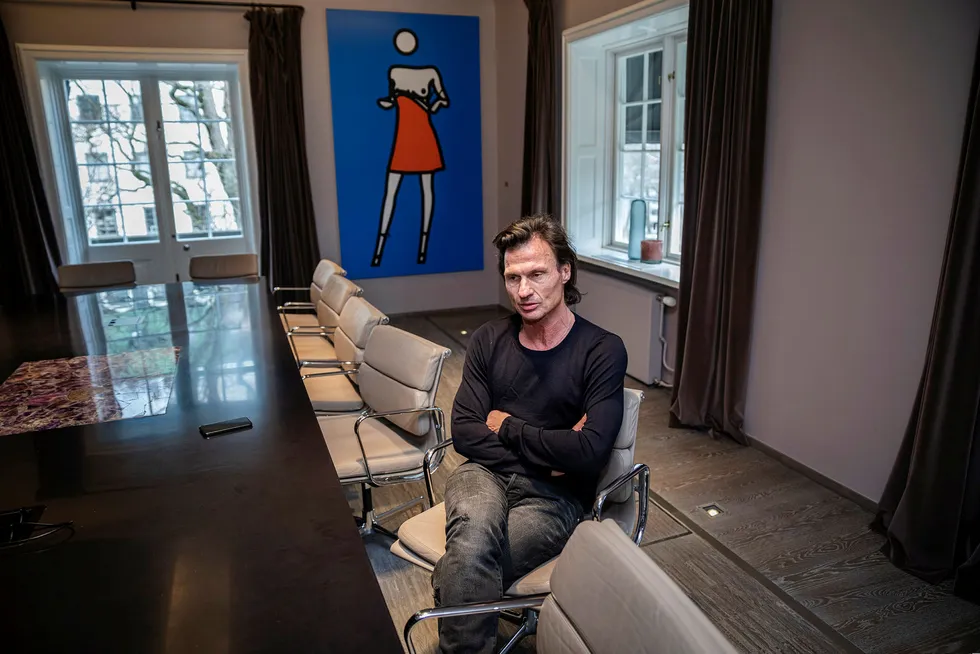 Petter Stordalen jobber for å redde hotellimperiet han har bygget opp mot undergang.