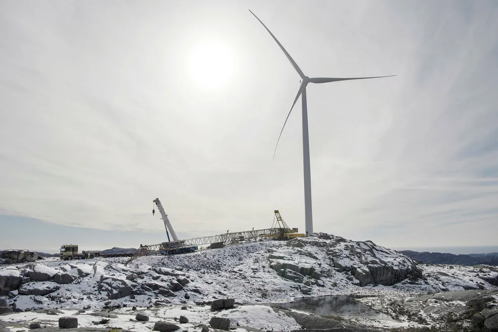 En stor del av vindkraftutbyggingene i Norge foregår i urørte fjellområder med grunt jorddekke. Her medfører sprengning og utfylling av svaberg at tilbakeføring til opprinnelig tilstand ikke er mulig, skriver Håvard Halland.