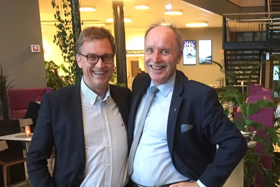 Kristian Adolfsen (til venstre) mener skattesystemet er feilkonstruert, og har meldt flytting til Bø og ordfører Sture Pedersen. Adolfsen foreslår å erstatte formuesskatt med høyere selskapsskatt.