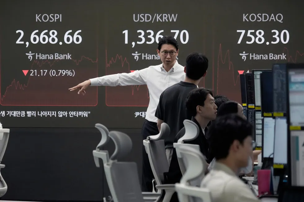 Teknologiselskaper falled ved Asia-børsene etter Nvidia-resultatene ble lagt frem etter Wall Street stengte på onsdag. Det sørkoreanse teknologiselskapet SK Hynix har falt med over seks prosent. Her fra KEB Hana Bank i Seoul.