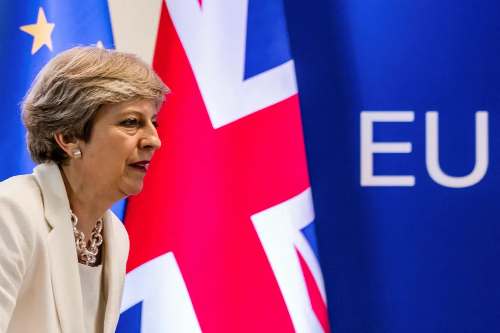 I mars 2019 skal Storbritannia være ute av unionen. Forhandlingene om en ny avtale er ikke kommet skikkelig i gang. Her statsminister Theresa May. Foto: Geert Vanden Wijngaert/AP/NTB Scanpix