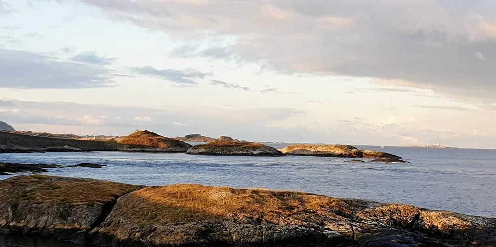 Nede ved sjøen på Utsira utenfor Haugesund ville selskapet Utsira Laks bygget et anlegg for storsmolt. Om det blir noe av dette, er nå usikkert. Illustrasjonsfoto fra en annen del av landet.