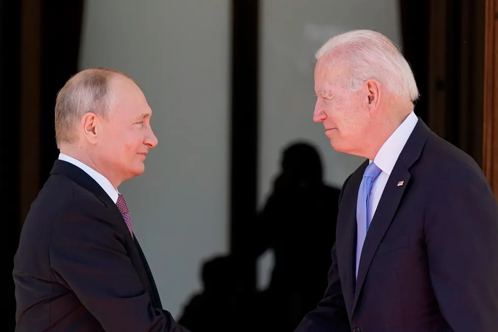 Den russiske presidenten, Vladimir Putin (til venstre), og den amerikanske presidenten, Joe Biden, leder de to landene som produserer mest gass og olje i verden.
