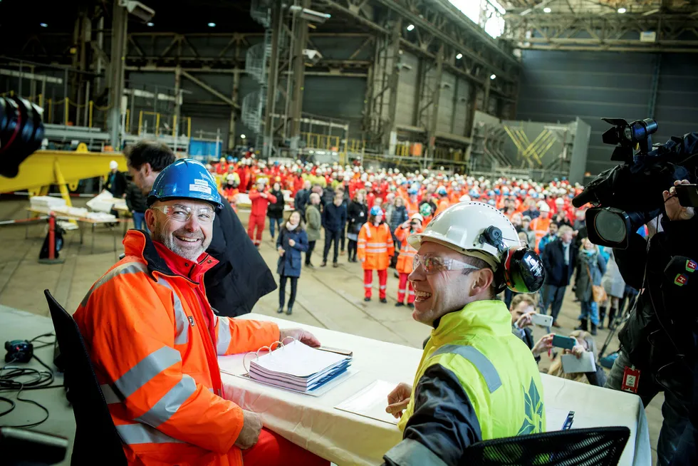 Kværners konsernsjef Jan Arve Haugan (tv) og Statoil direktør for prosjektutvikling Torger Rød signerer milliardkontrakt på opprustning av Njord A-plattformen. Foto: Eivind Senneset