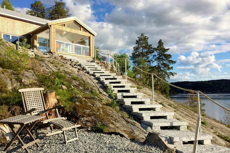 Da Norge stengte ned i mars, forduftet alle utenlandske reservasjoner over natten for utleieren av denne eksklusive hytta ved Bunnefjorden, der scener i tv-serien «Exit» ble spil inn, Men nordmenn har stort sett overtatt alle gjestedøgn som forsvant.