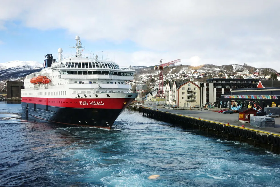 Hurtigruten «Kong Harald» legger til kai i Harstad. Snart kan selskapet seile inn på Oslo Børs. Foto: Gunnar Lier