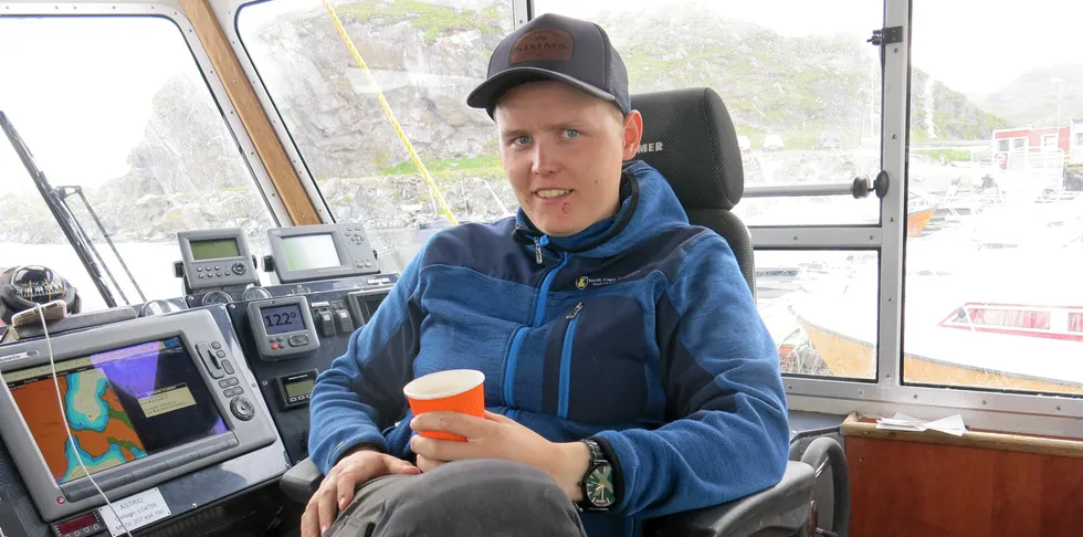 Thomas André Fossmo er fra en fiskerfamilie i Loppa kommune i Vest-Finnmark. Den unge fiskeren bor nå i Honningsvåg hvor han driver fiske med sin 26 fot store sjark.