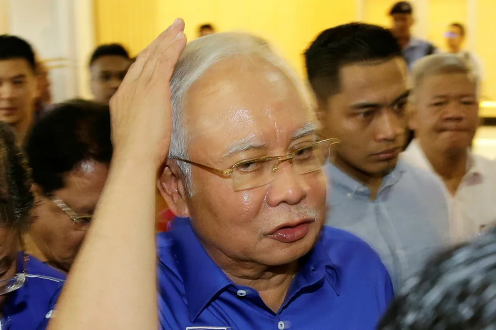 Najib Razak drar hånden gjennom håret på vei til en pressekonferanse like etter at valgnederlaget er et faktum. Foto: Aaron Favila / AP / NTB scanpix