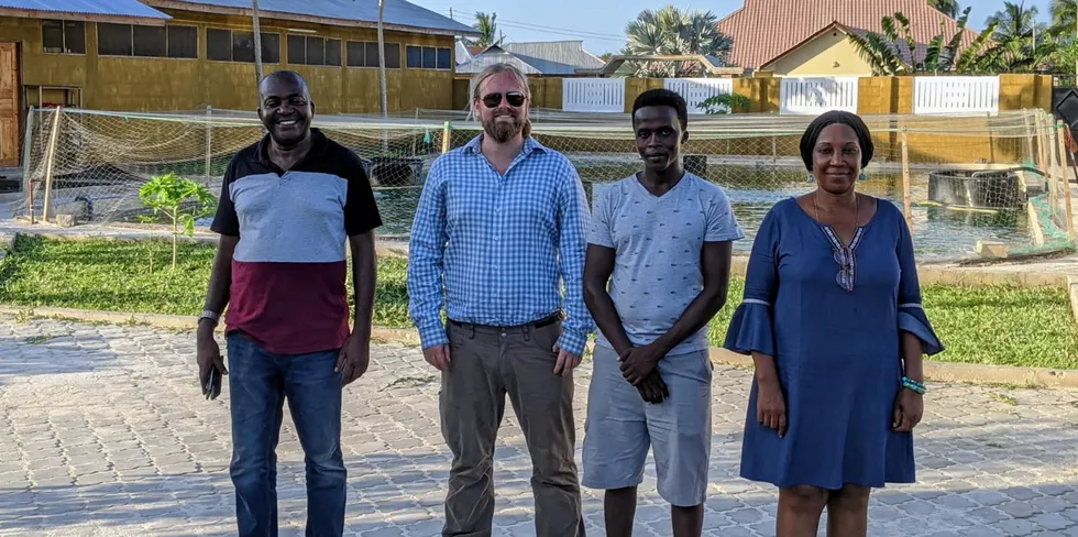 Nils Fredrik Vestvik har blant annet jobbet med et opplæringsprogram for tilapia i Afrika. F.v.: Abraham Mndeme, Nils Fredrik Vestvik, Peter Shirima og Zena Mndeme.