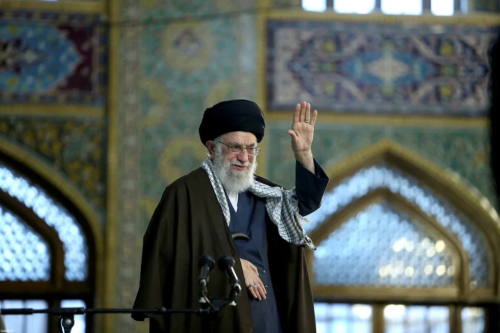 Irans øverste leder Ali Khamenei (bildet) minner om: Iranske varer er best! Det er viktig å minne om med stadig flere utlendinger og utenlandske produkter som nå finner veien til Iran. Foto: Reuters/NTB Scanpix
