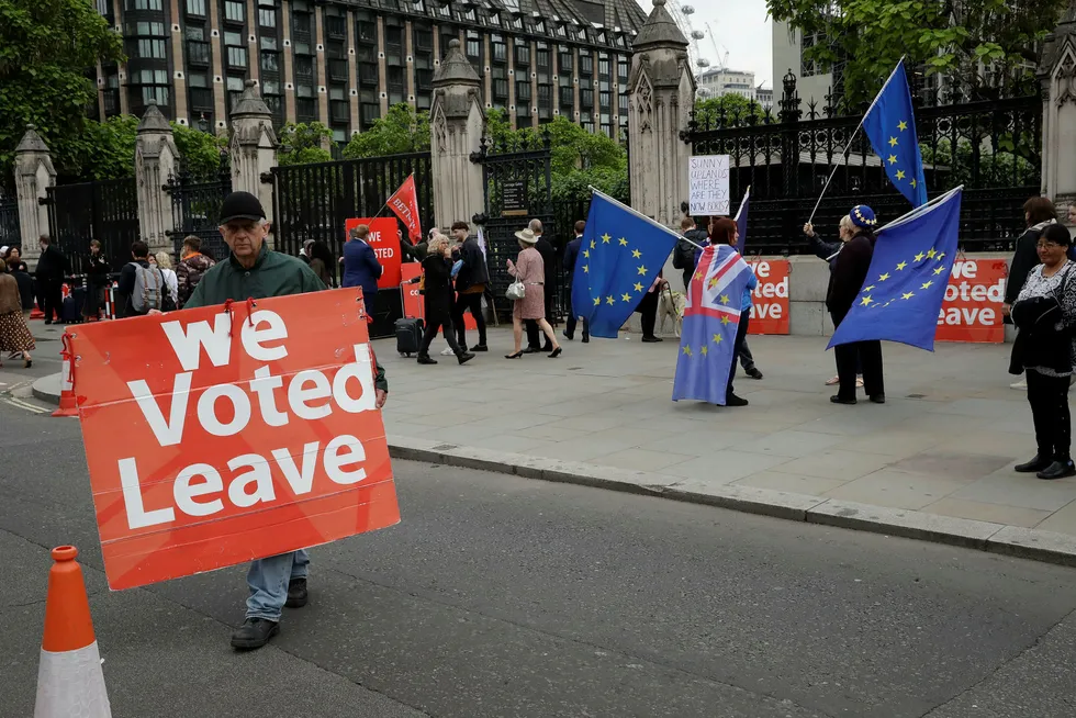 Både tilhengere og motstandere av brexit demonstrerer daglig utenfor Parlamentet i London. Brexit-minister Stephen Barclay sier EU må åpne for nye forhandlinger om uttredelsesavtalen.