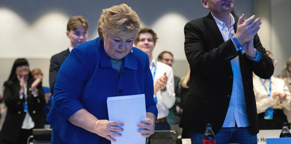 Erna Solberg og Henrik Asheim under Høyres landsmøte 2023. Høyre-leder Erna Solberg og resten av landsmøtet i partiet sier nei til grunnrenteskatt i havbruk.