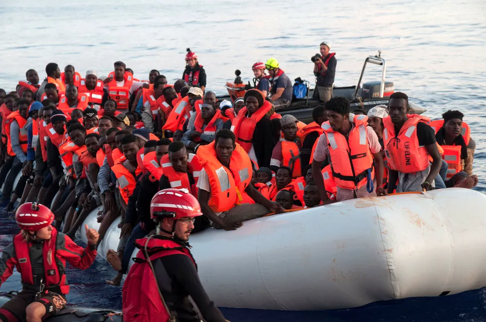 Migranter i en gummibåt blir ført over i et redningsskip i Middelhavet tidligere denne måneden. Foto: Hermine Poschmann/AFP/NTB Scanpix