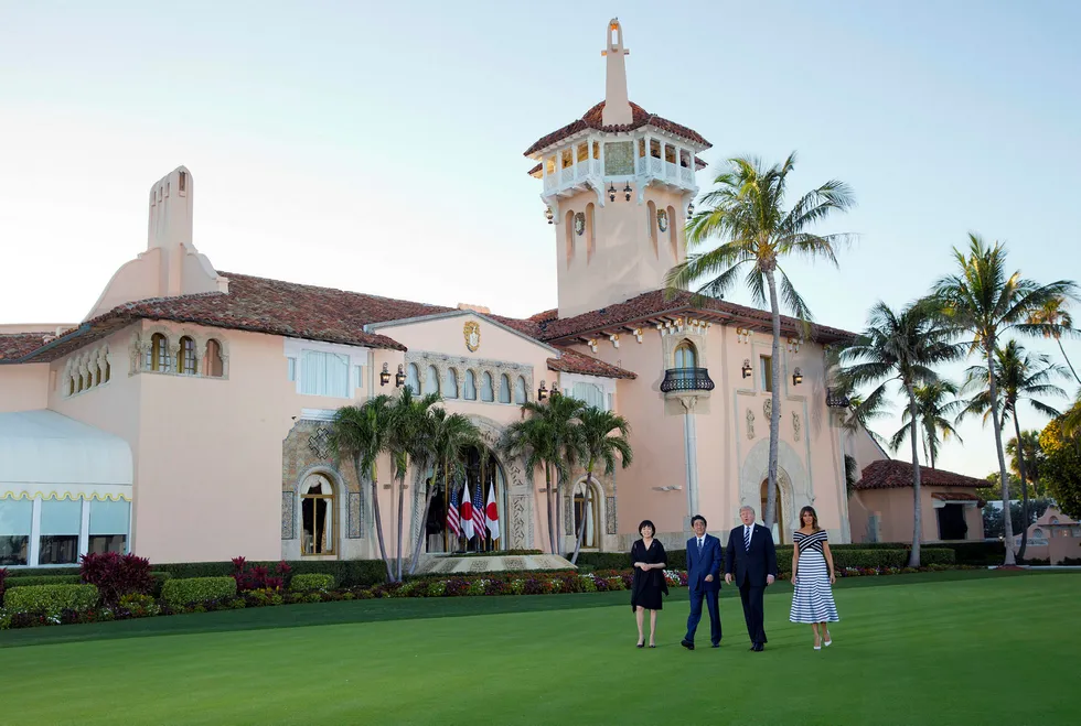 President Donald Trump har invitert statsledere til den private countryklubben Mar-a-Lago i Florida, blant annet Japans statsminister. Nå gjør han seg klar til 16 dagers golfferie – hvis budsjettkrisen blir løst.