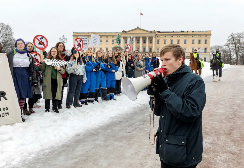 Leder Gaute Eiterjord i Natur og Ungdom sier det er det på tide at politikerne får ut fingeren for å løse klimaproblemet. Her oppildner han demonstranter under aksjonen Nei til gruvedumping i Repparfjord tidligere i år.