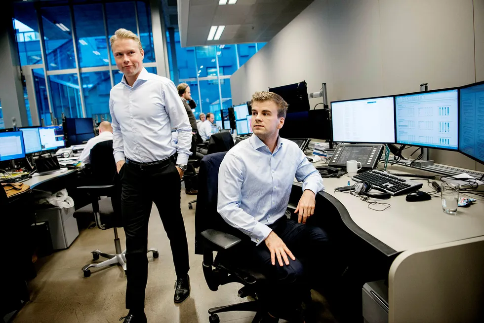 Bankanalytiker Håkon Astrup (til venstre) har fått hjelp av økonomistudent og «summer intern» Simen Aas i DNB Markets til å lage en stor gjennomgang av bankmarkedet. Til høsten må analytikerne ta betalt for analysene de sender til kunder.