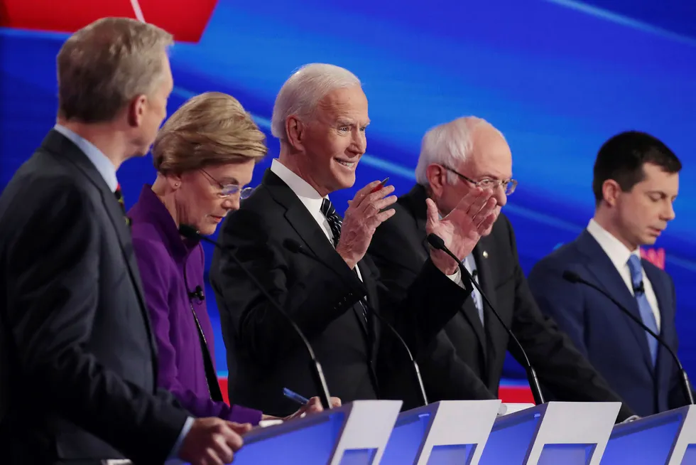 Tidligere visepresident Joe Biden (nummer tre fra venstre) leder kappløpet om å bli Demokratenes presidentkandidat. Her i debatt natt til onsdag, flankert av rivalene, Elizabeth Warren og Bernie Sanders (til høyre for Biden) og Pete Buttigieg (helt til høyre).