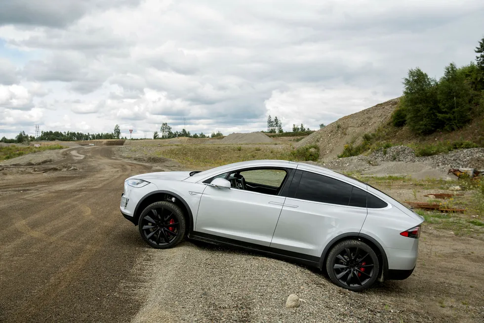 Tesla kutter prisen på Model X med 50.000 kroner.