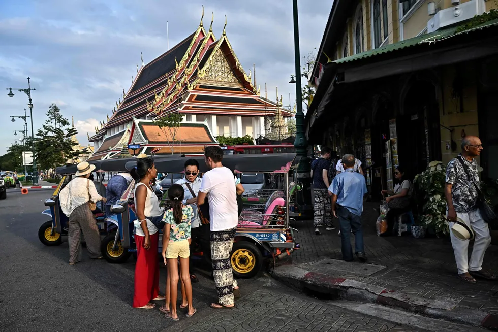 Internasjonale turister er tilbake etter pandemien i Sørøst-Asia. Her fra Wat Pho i den thailandske hovedstaden, hvor over ti millioner turister har ankommet i år. Topphotellene er fullbooket i jul- og nyttår.