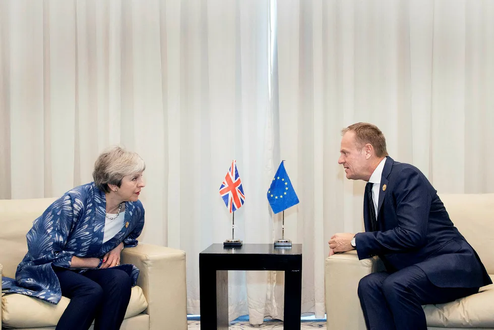Britenes statsminister Theresa May og Europarådets president Donald Tusk skriver brev til hverandre. Her fra sist de møttes, i feriebyen Sharm El Sheikh i Egypt.