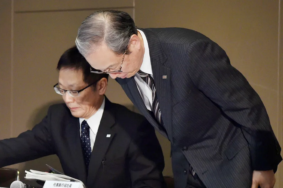 Et dypt bukk som unnskyldning er blitt en vanlig positur for Toshibas konsernsjef Satoshi Tsunakawa. En rekke skandaler gjør at selskapet kjemper for å overleve som et selvstendig selskap. Foto: Kazuhiro Nogi/AFP/NTB Scanpix