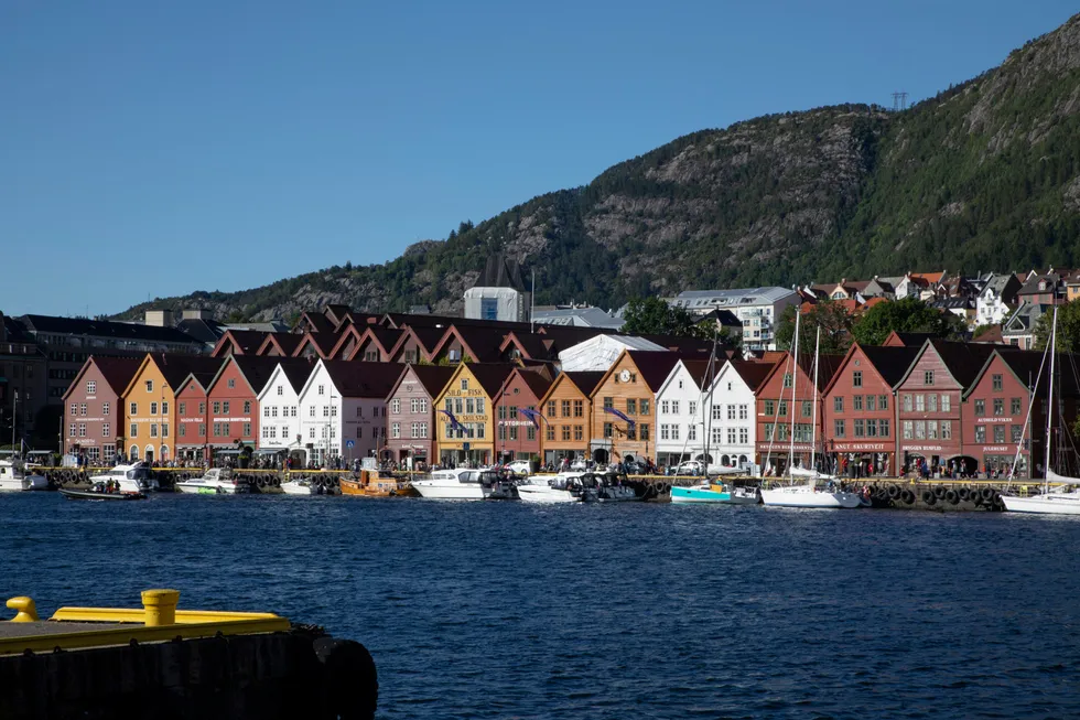 Flere meglersjefer melder om synkende boligpriser og tregere salg i september, mens mindre leiligheter i storbyene fortsatt er en stor prispresser. Her fra Bergen.