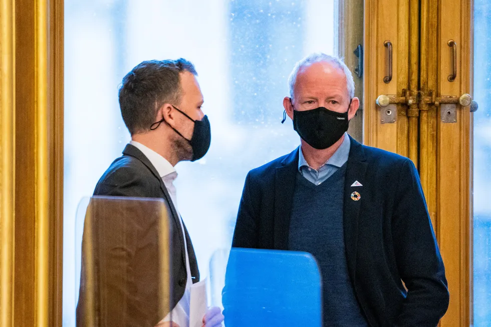 Leder i SV Audun Lysbakken og partifelle Lars Haltbrekken ber regjeringen kvittere ut strøm-svar allerede denne uken.