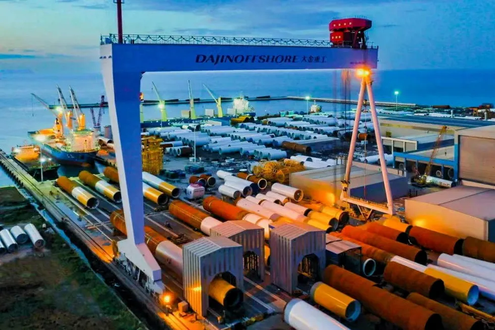 Chinese yard wins deal to supply towers for UK offshore wind farm ...